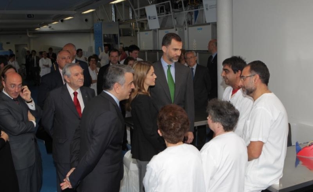 Los Príncipes de Asturias charlaron con algunos de los empleados de INDESA durante su visita a las instalaciones